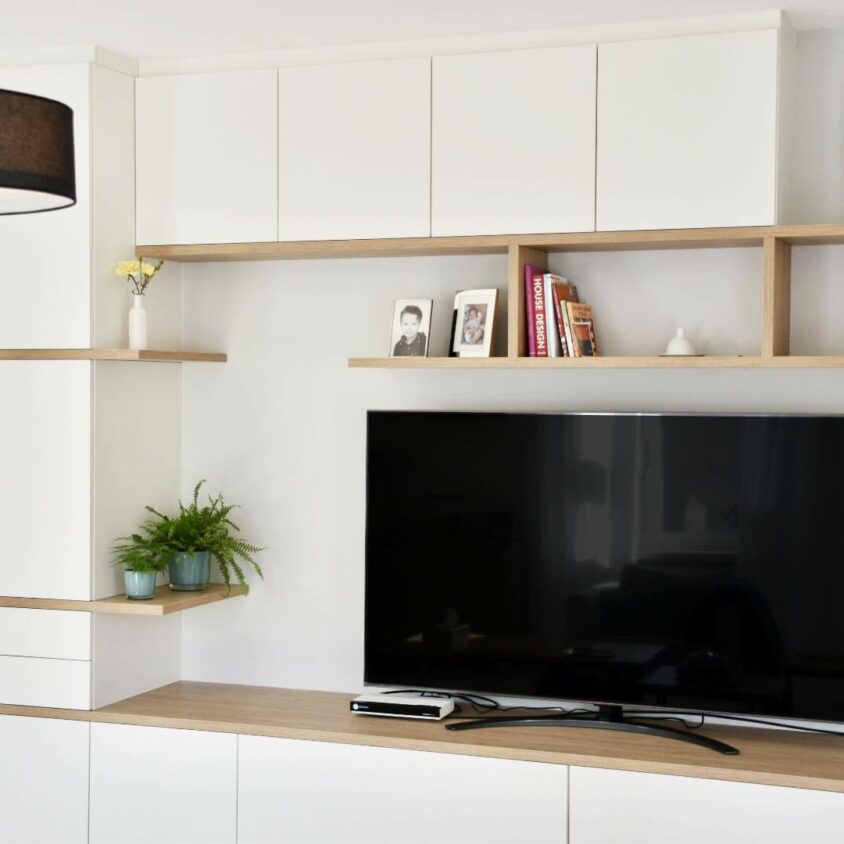 Meuble TV sur mesure au Luxembourg déstructuré avec placards blancs