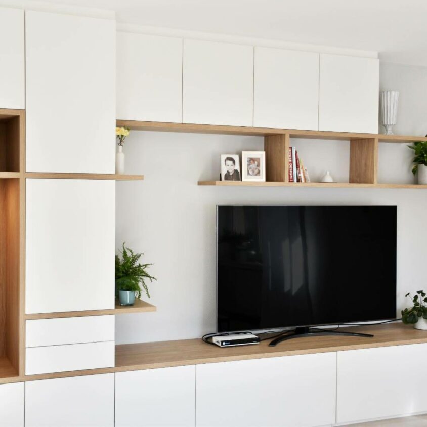 Meuble TV sur mesure au Luxembourg déstructuré avec placards blancs