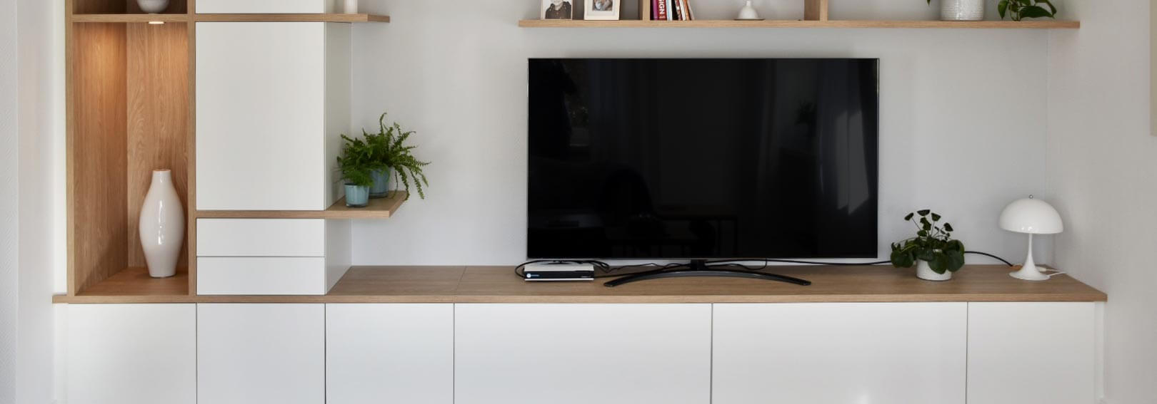 Meuble TV sur mesure au Luxembourg déstructuré avec placards blancs