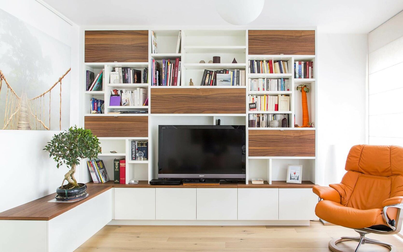 Meuble TV Bibliothèque sur mesure déstructuré blanc et noyer à Belmont-sur-Lausanne en Suisse