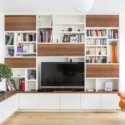 Meuble TV Bibliothèque sur mesure déstructuré blanc et noyer à Belmont-sur-Lausanne en Suisse