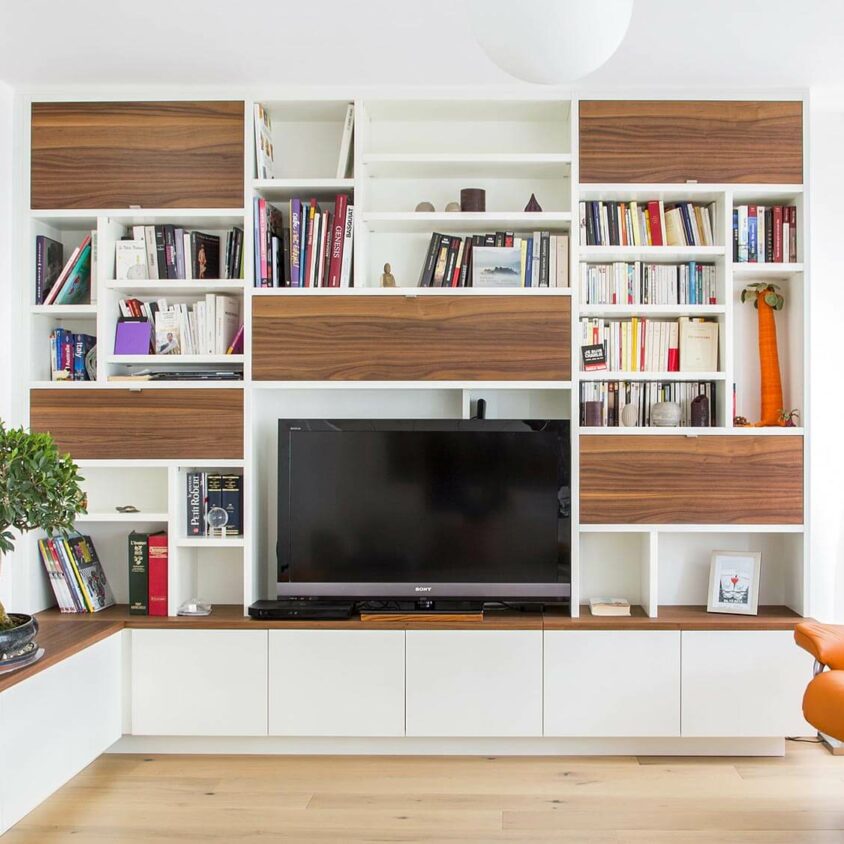 Meuble TV Bibliothèque sur mesure déstructuré blanc et noyer à Belmont-sur-Lausanne en Suisse