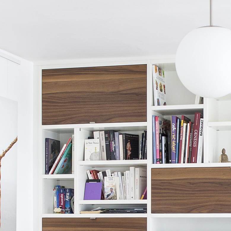 Meuble TV Bibliothèque sur mesure toute hauteur blanc et noyer à Belmont-sur-Lausanne en Suisse