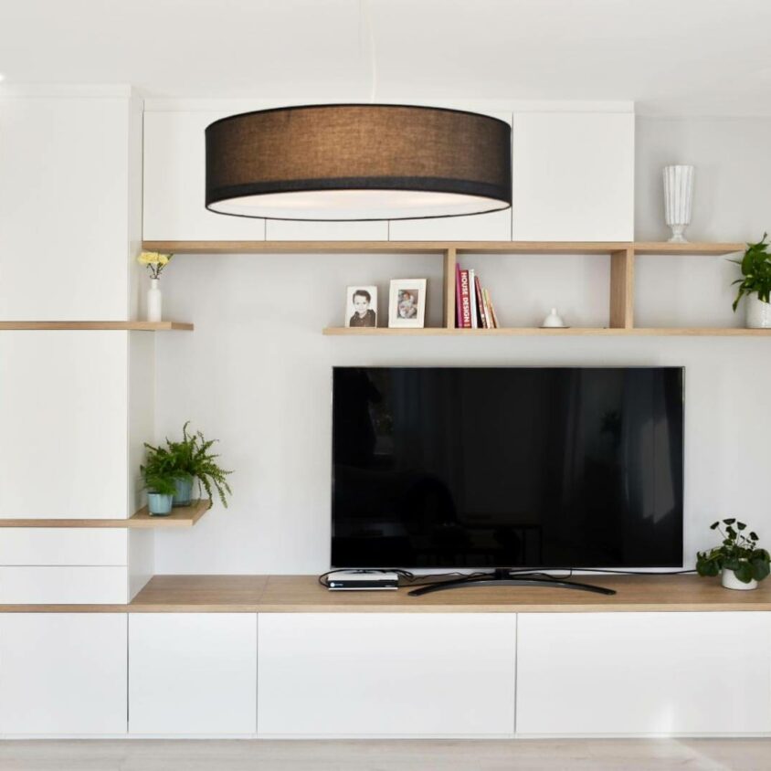 Meuble TV sur mesure au Luxembourg déstructuré avec placards blancs