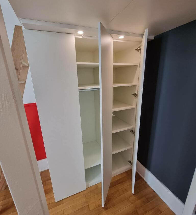 Mezzanine sur mesure avec dressing dans chambre ado à Tolochenaz près Lausanne