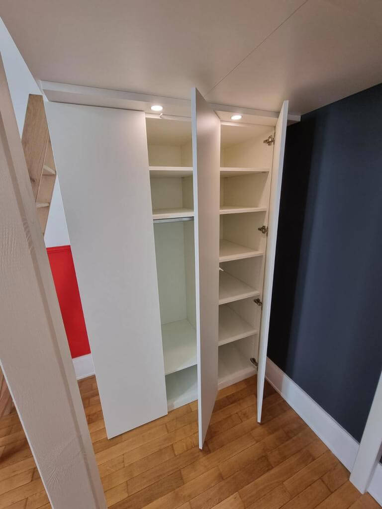 Mezzanine sur mesure avec dressing dans chambre ado à Tolochenaz près Lausanne
