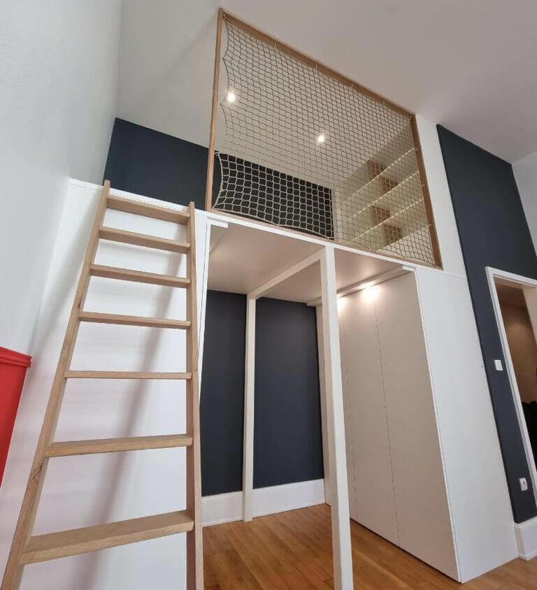 Mezzanine sur mesure avec dressing dans chambre ado à Tolochenaz près Lausanne