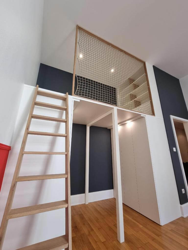 Mezzanine sur mesure avec dressing dans chambre ado à Tolochenaz près Lausanne