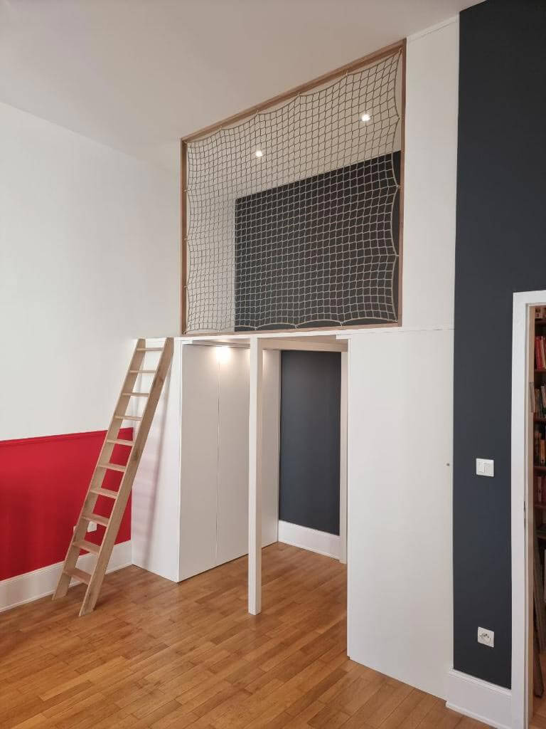 Mezzanine sur mesure avec dressing dans chambre ado à Tolochenaz près Lausanne