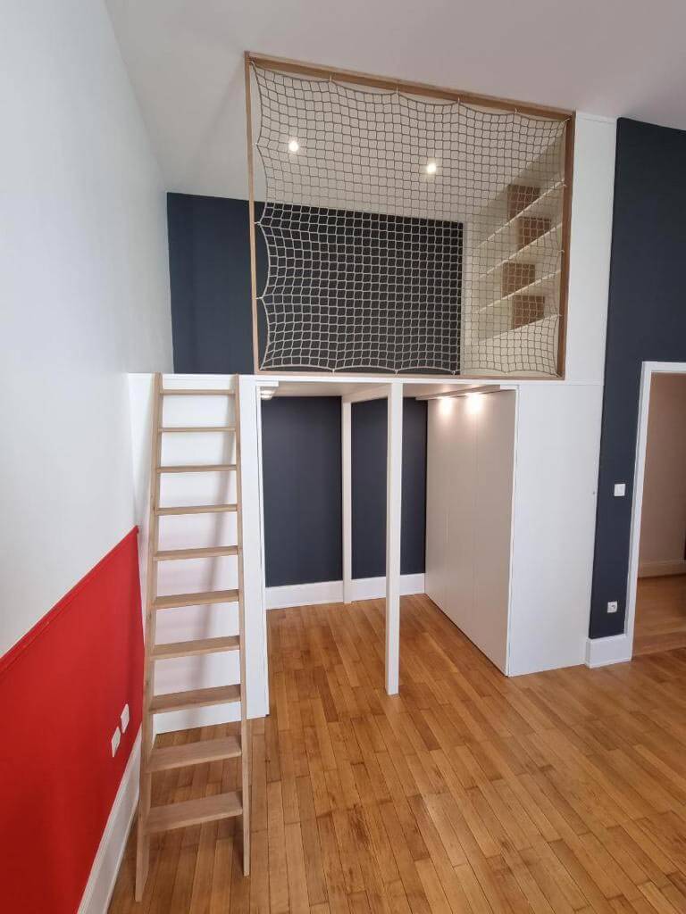 Mezzanine sur mesure avec dressing dans chambre ado à Tolochenaz près Lausanne