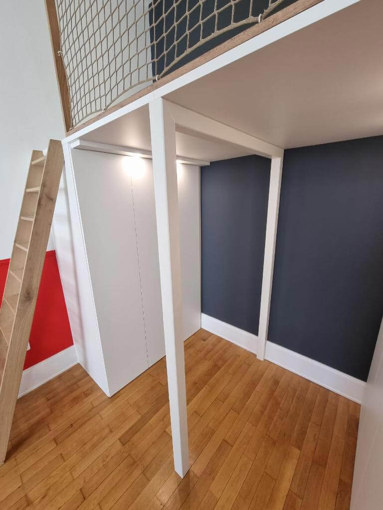 Mezzanine sur mesure avec dressing dans chambre ado à Tolochenaz près Lausanne