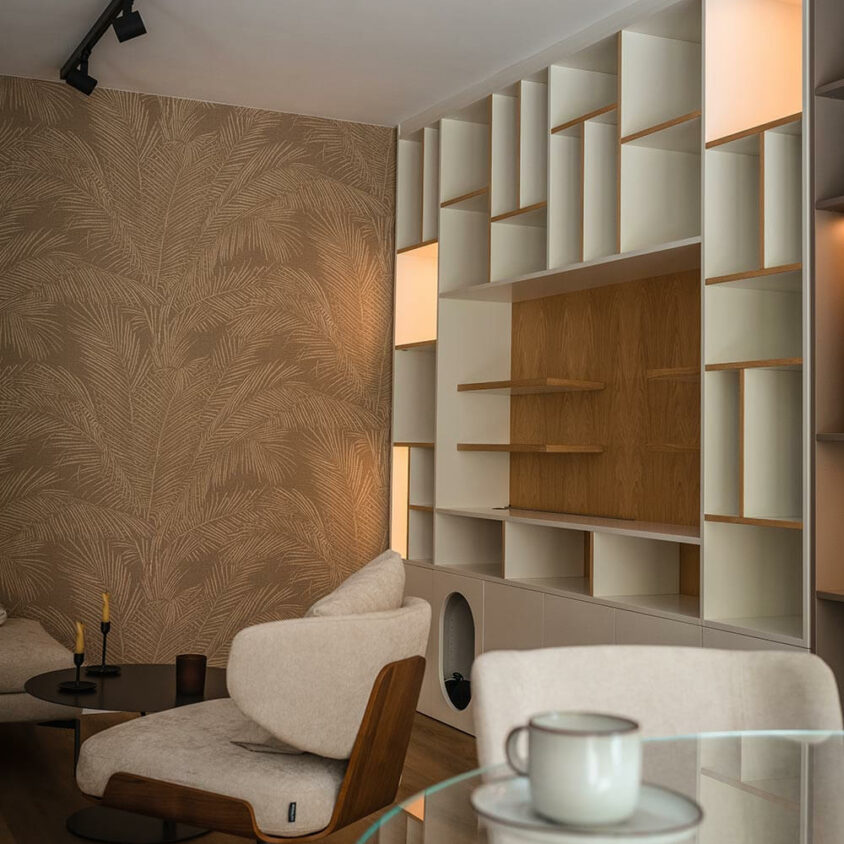 Aménagement intérieur d'un appartement neuf à Hesperange, meuble bibliothèque