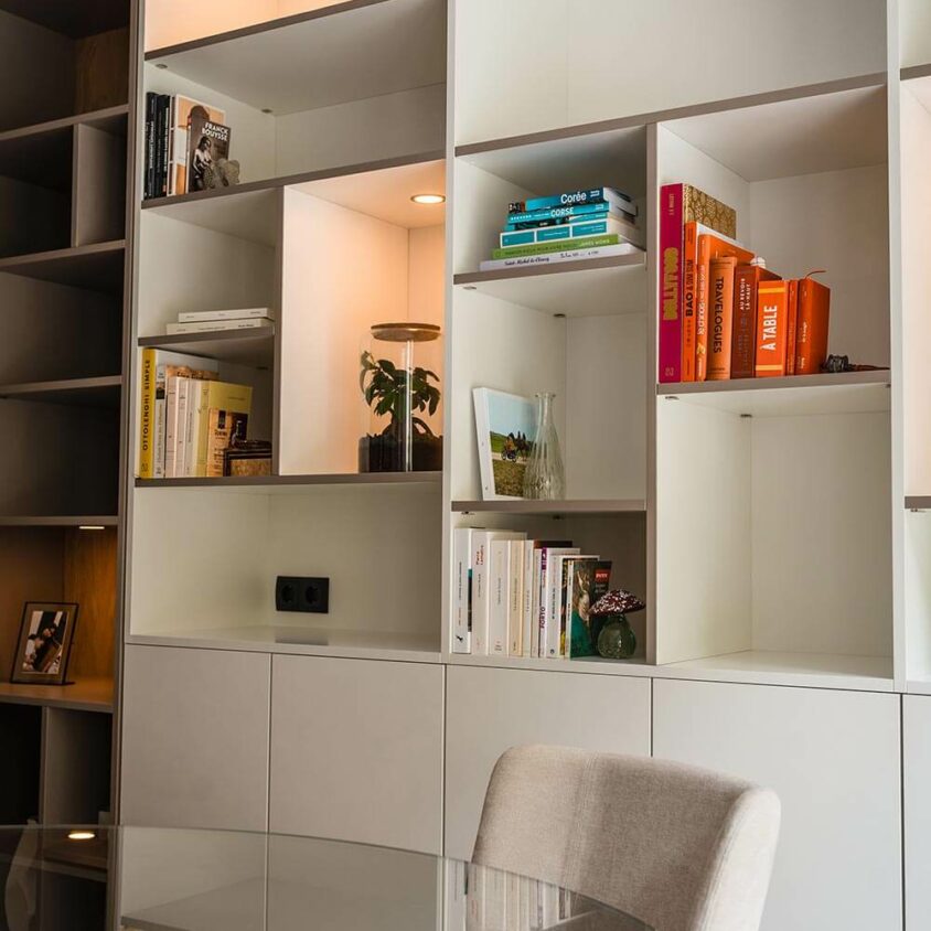 Aménagement intérieur d'un appartement neuf à Hesperange, bibliothèque avec niches éclairées