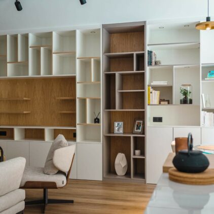 Aménagement intérieur d'un appartement neuf à Hesperange avec bibliothèque deux couleurs