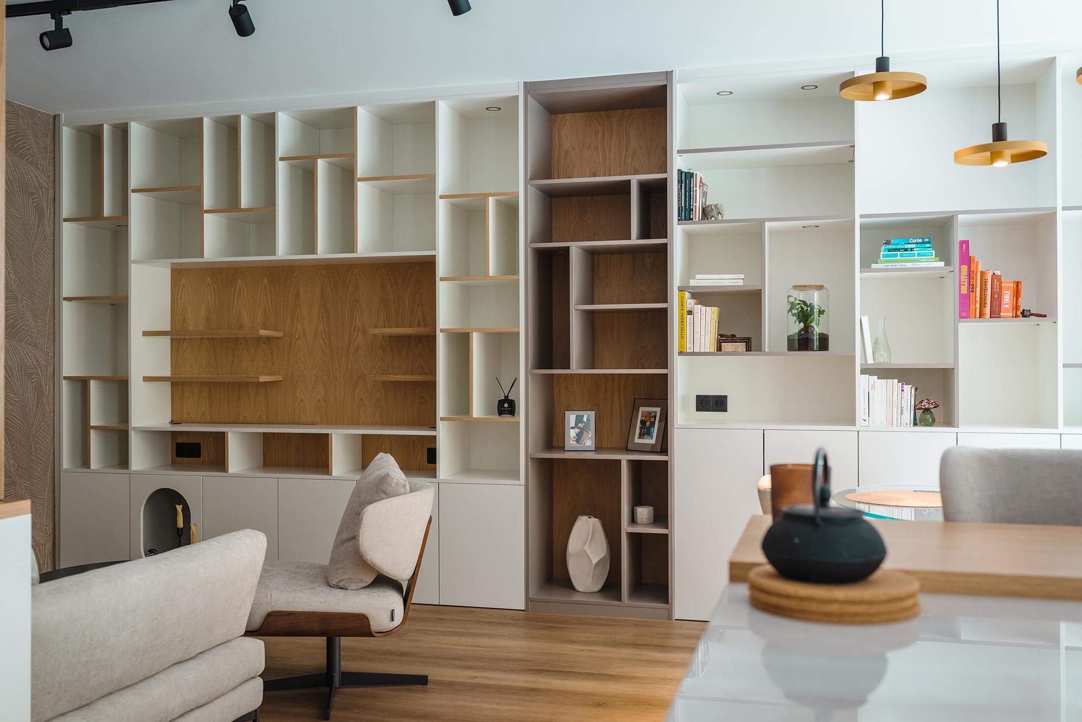 Aménagement intérieur d'un appartement neuf à Hesperange avec bibliothèque deux couleurs