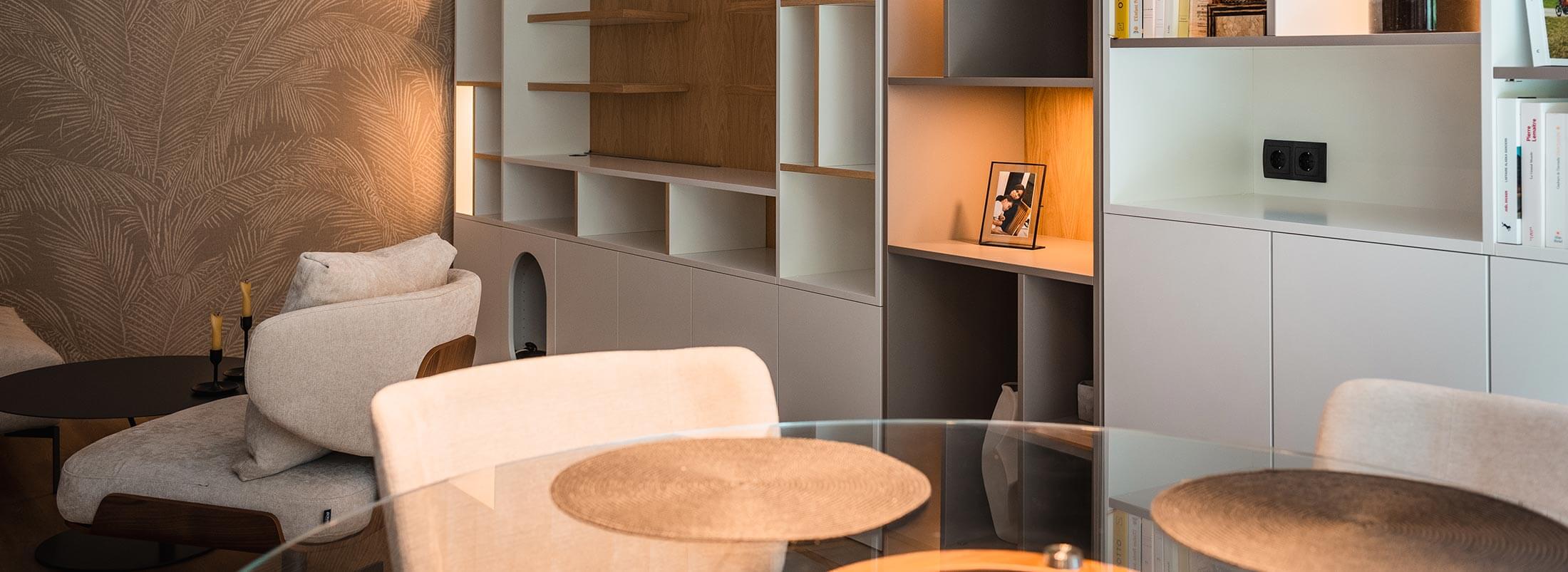 Aménagement intérieur d'un appartement neuf à Hesperange avec bibliothèque deux couleurs