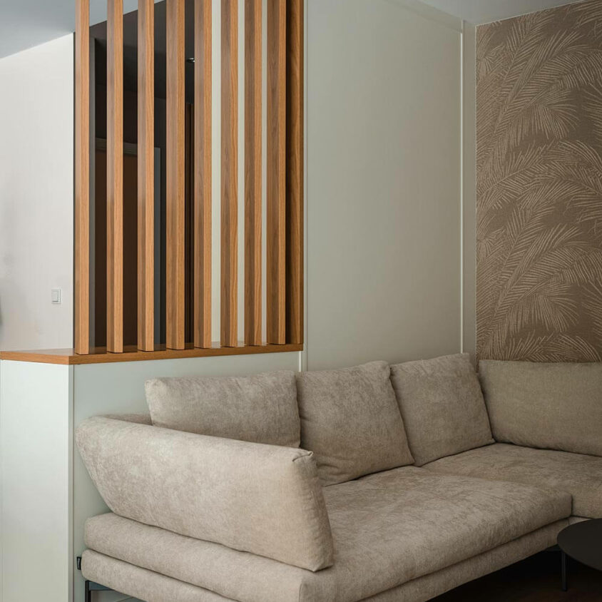 Aménagement intérieur d'un appartement neuf à Hesperange, séparation claustra persienne avec lames orientables