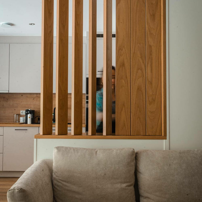 Aménagement intérieur d'un appartement neuf à Hesperange, séparation claustra persienne avec lames orientables