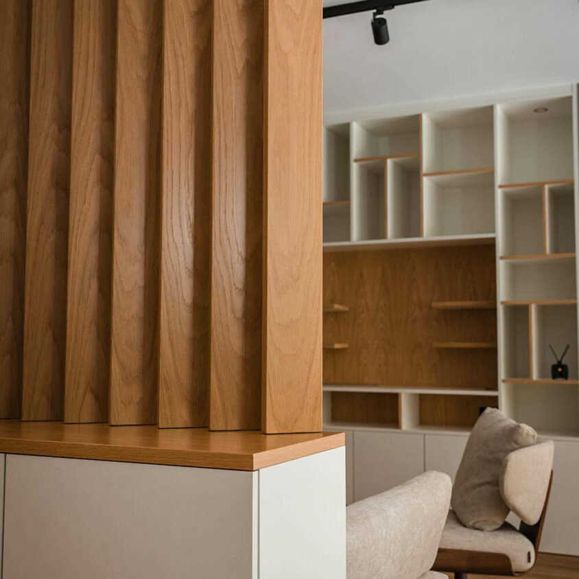 Aménagement intérieur d'un appartement neuf à Hesperange, séparation claustra persienne avec lames orientables