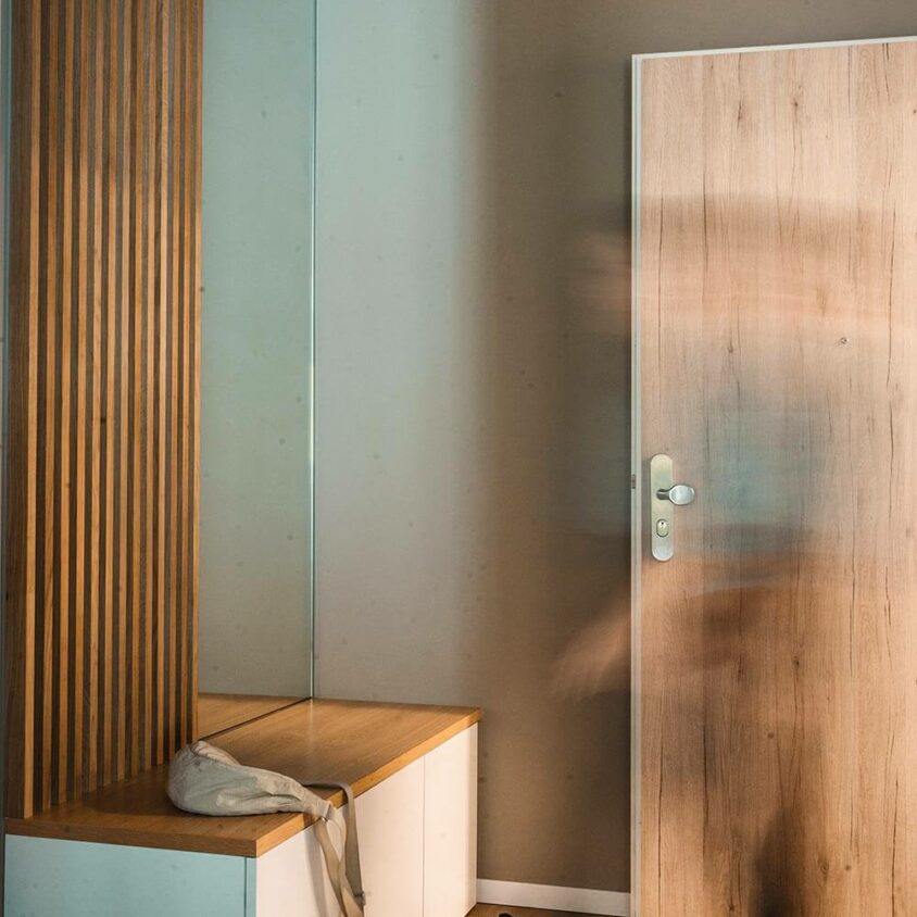 Aménagement intérieur d'un appartement neuf à Hesperange, entrée avec meuble