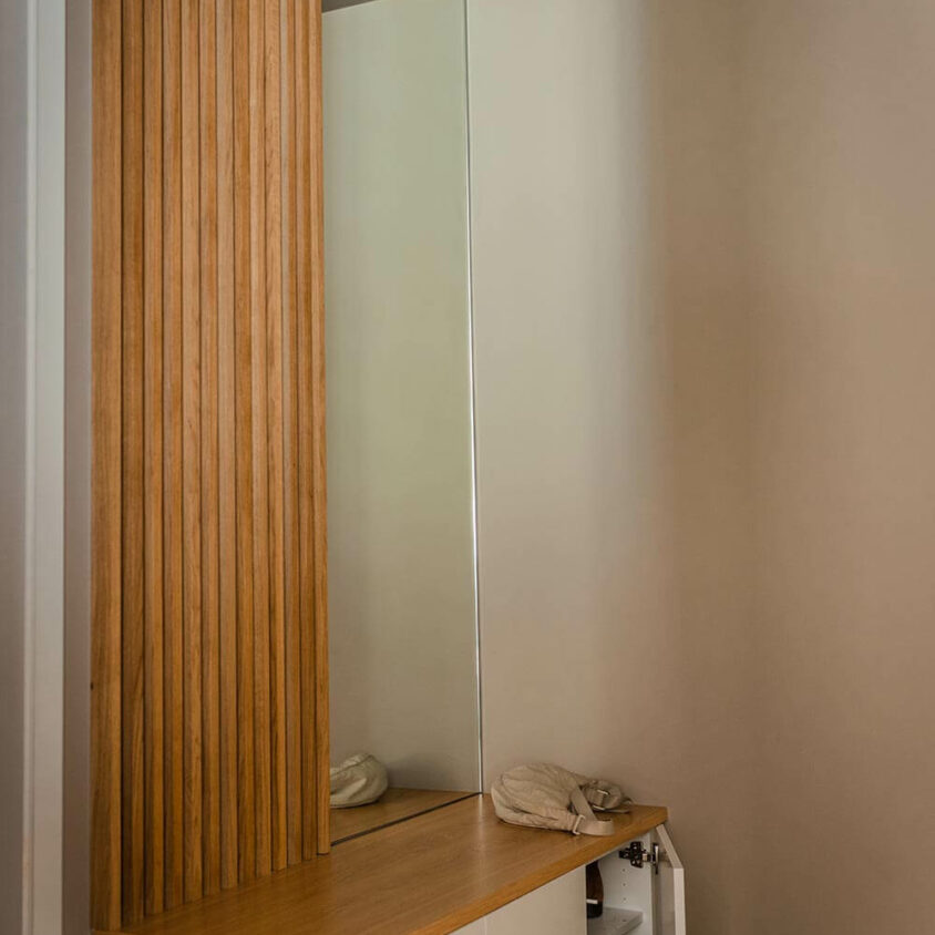 Aménagement intérieur d'un appartement neuf à Hesperange, meuble d'entrée avec miroir