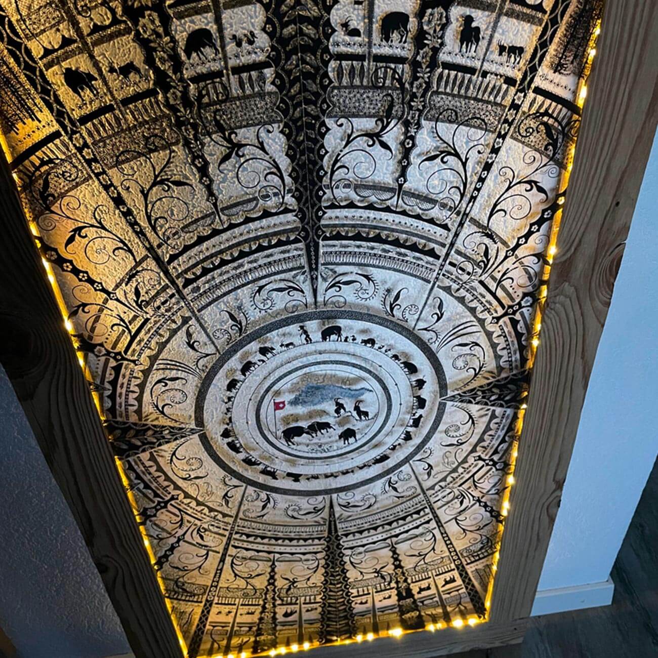 Œuvre Sweet Rock exposée dans un intérieur design, symbole d’un artisanat suisse qui s’intègre harmonieusement à l’architecture contemporaine.