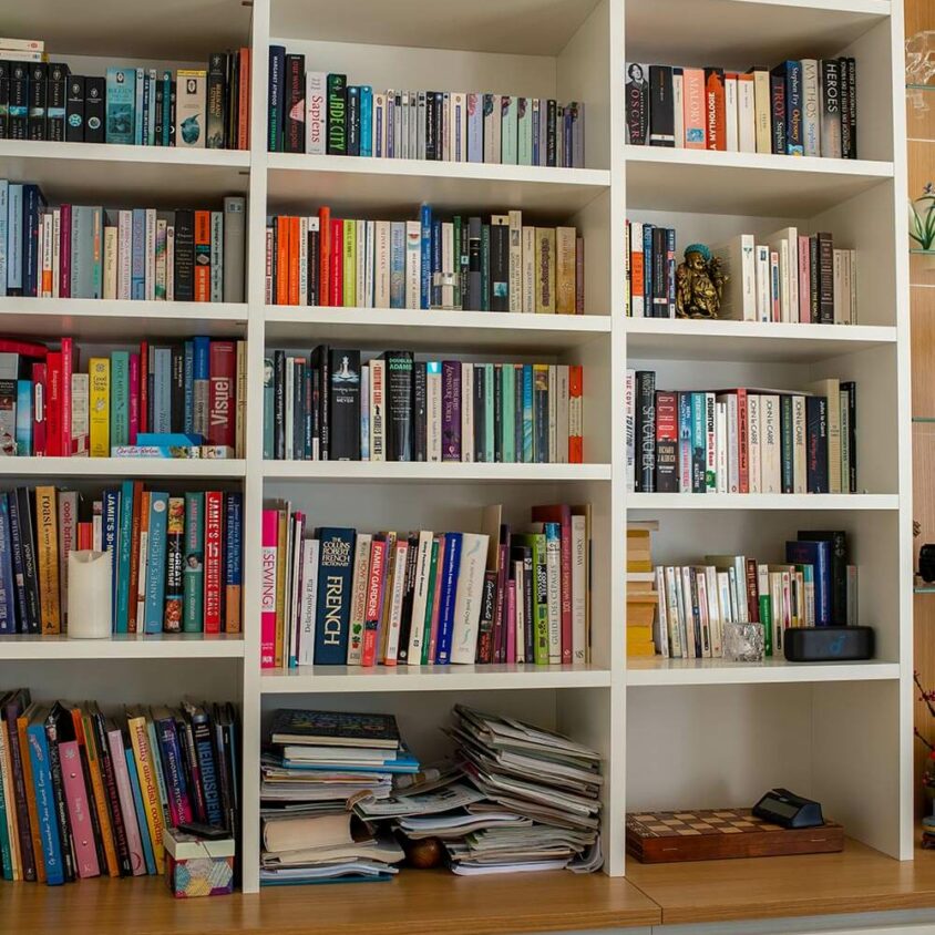 Bibliothèque sur mesure réalisée à Lintgen au Luxembourg par BeHome Interiors