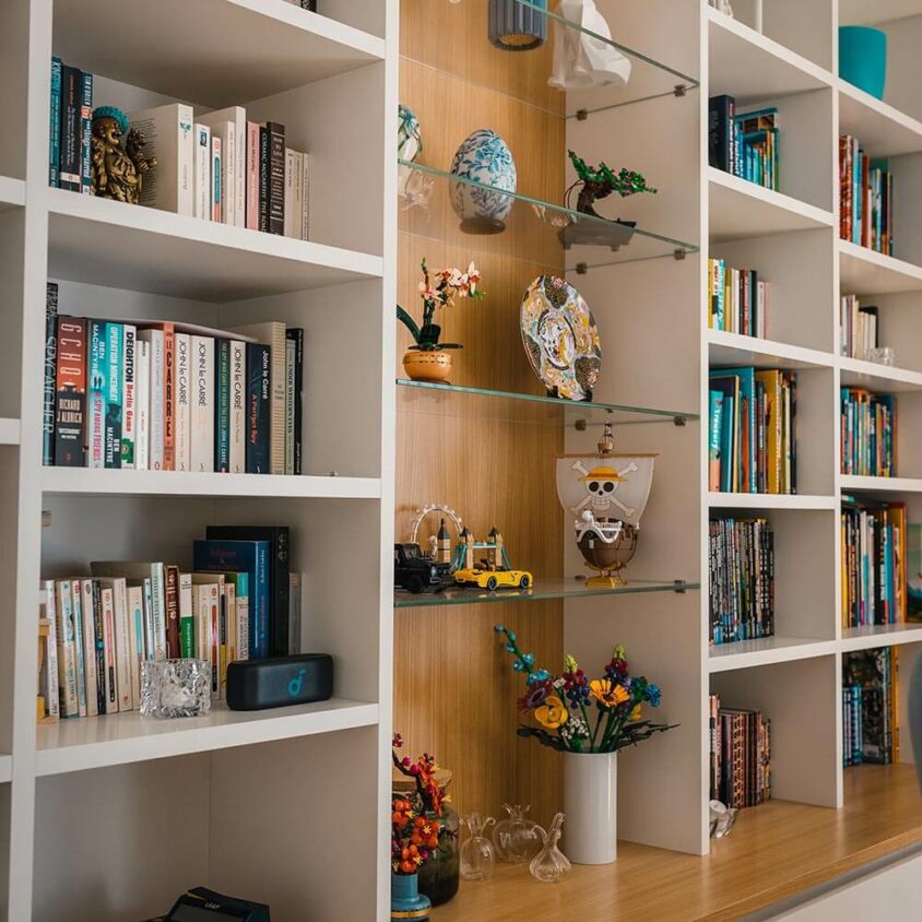Bibliothèque sur mesure réalisée à Lintgen au Luxembourg par BeHome Interiors