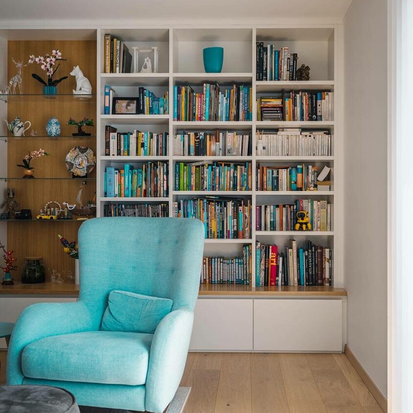 Bibliothèque sur mesure réalisée à Lintgen au Luxembourg par BeHome Interiors