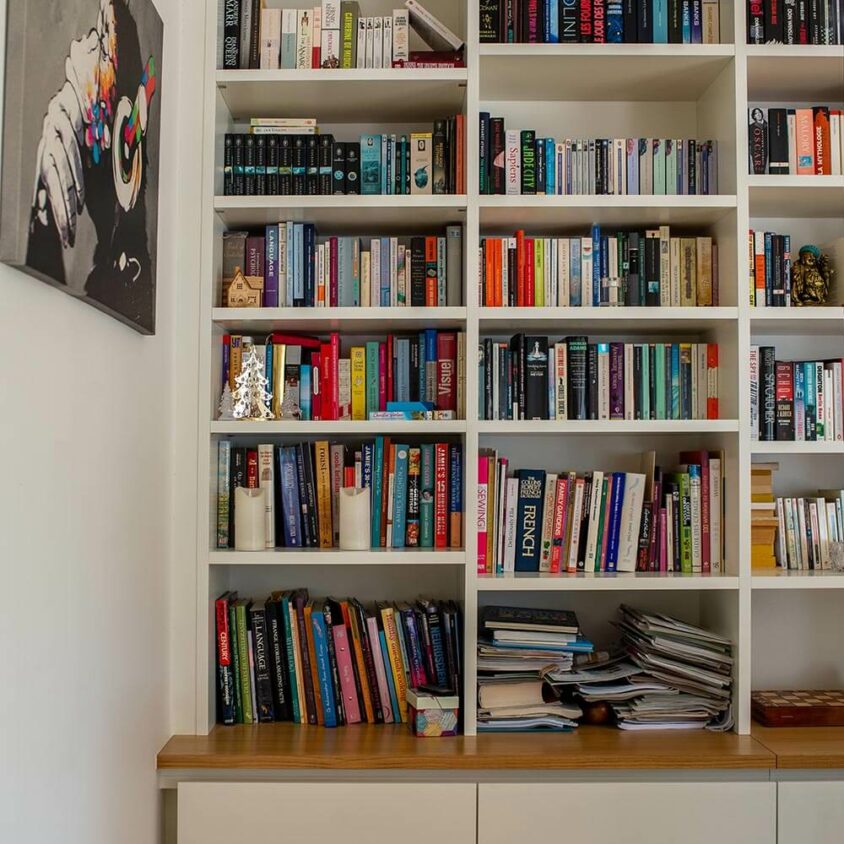 Bibliothèque sur mesure réalisée à Lintgen au Luxembourg par BeHome Interiors