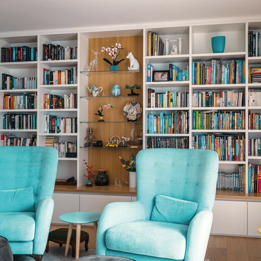 Bibliothèque sur mesure avec étagères de verre réalisée à Lintgen au Luxembourg par BeHome Interiors