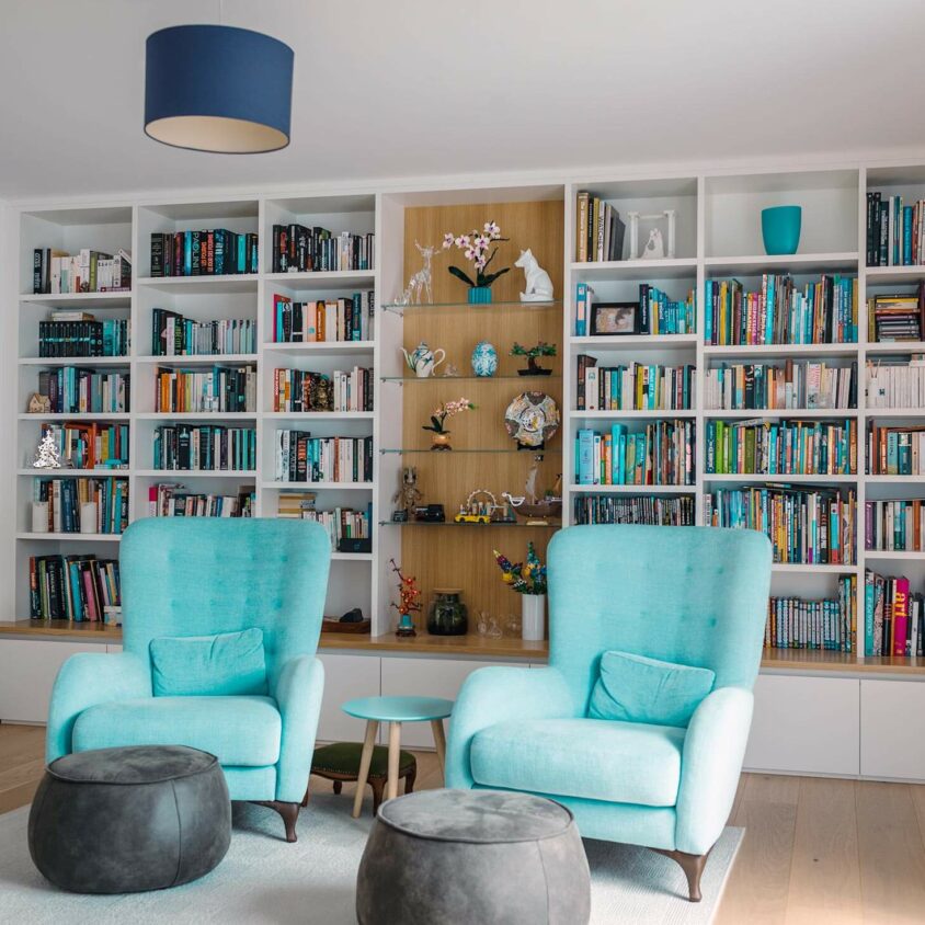 Bibliothèque sur mesure réalisée à Lintgen au Luxembourg par BeHome Interiors