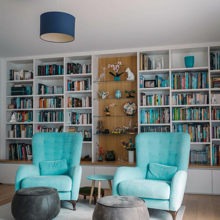 Bibliothèque sur mesure réalisée à Lintgen au Luxembourg par BeHome Interiors