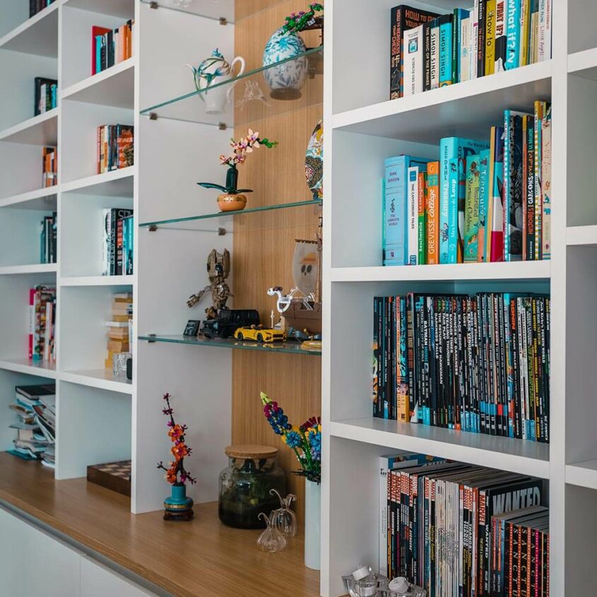 Bibliothèque sur mesure réalisée à Lintgen au Luxembourg par BeHome Interiors