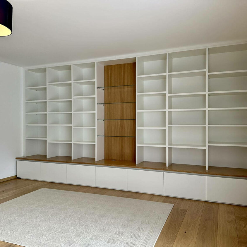 Bibliothèque sur mesure réalisée à Lintgen au Luxembourg par BeHome Interiors