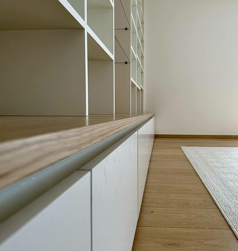 Bibliothèque sur mesure réalisée à Lintgen au Luxembourg par BeHome Interiors
