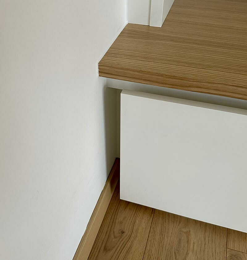 Bibliothèque sur mesure réalisée à Lintgen au Luxembourg par BeHome Interiors