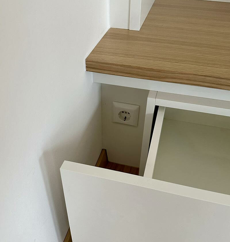 Bibliothèque sur mesure réalisée à Lintgen au Luxembourg par BeHome Interiors