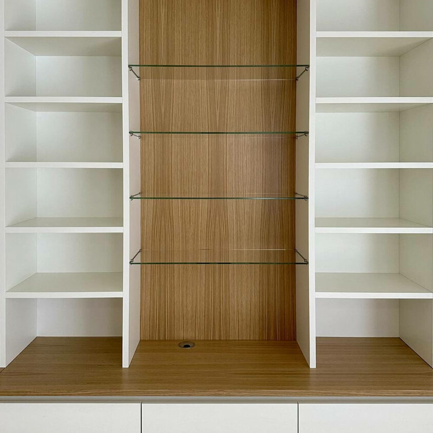 Bibliothèque sur mesure réalisée à Lintgen au Luxembourg par BeHome Interiors