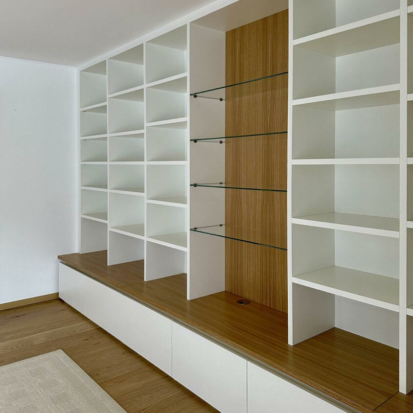 Bibliothèque sur mesure réalisée à Lintgen au Luxembourg par BeHome Interiors