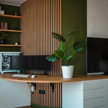 Bureau sur mesure arrondi dans un appartement à Peppange au Luxembourg