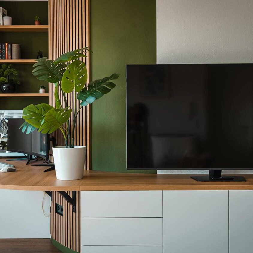 Bureau sur mesure arrondi et meuble bas dans un appartement à Peppange au Luxembourg