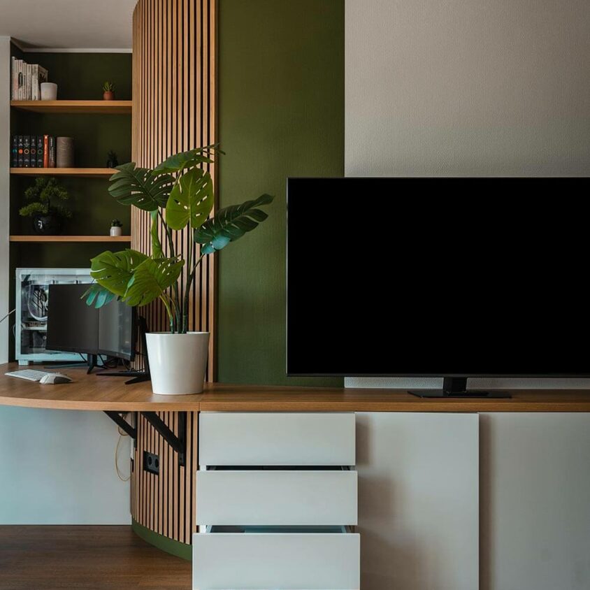 Bureau sur mesure arrondi dans un appartement à Peppange au Luxembourg