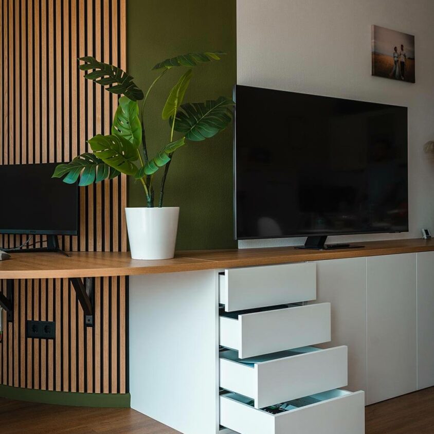 Bureau sur mesure arrondi dans un appartement à Peppange au Luxembourg