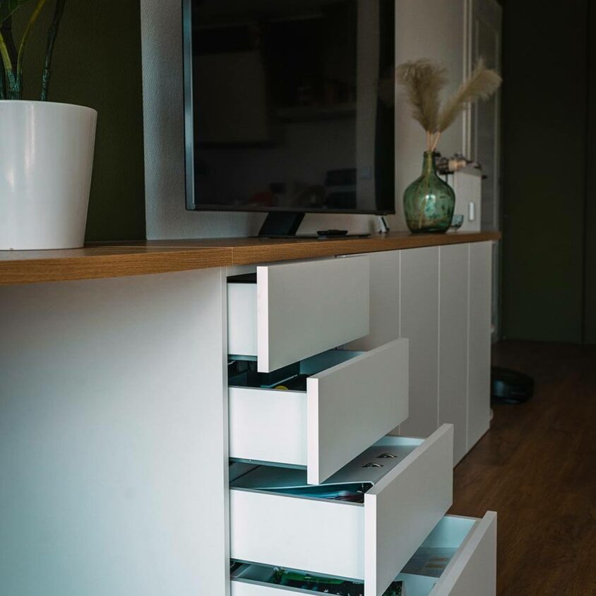 Bureau sur mesure arrondi dans un appartement à Peppange au Luxembourg