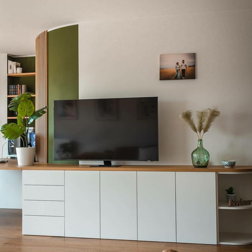 Bureau sur mesure arrondi dans un appartement à Peppange au Luxembourg