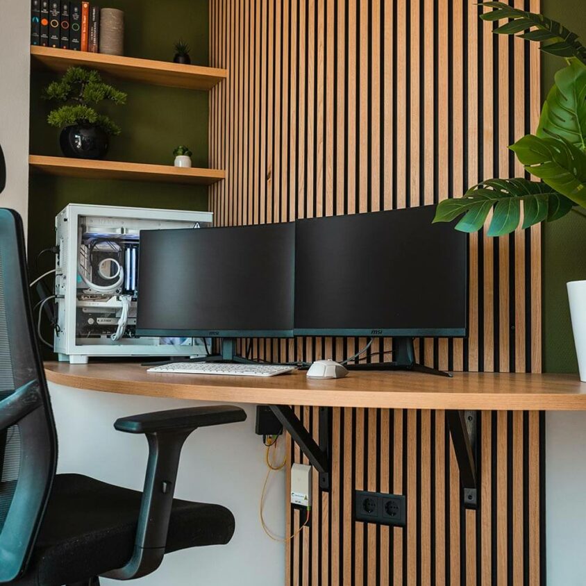 Bureau sur mesure arrondi dans un appartement à Peppange au Luxembourg