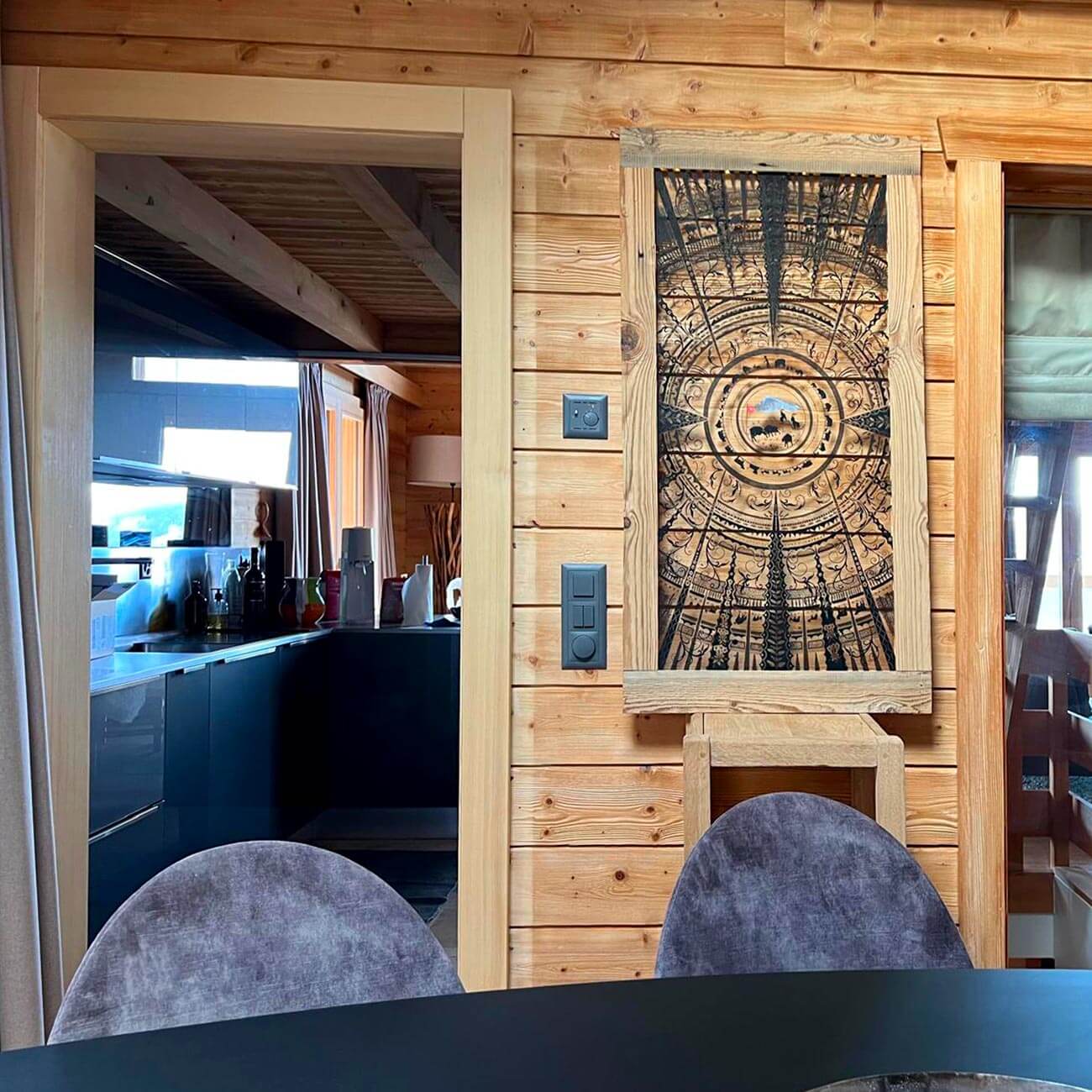 Œuvre Sweet Rock intégrée à un intérieur suisse, mêlant culture locale et aménagement chaleureux inspiré du chalet traditionnel.