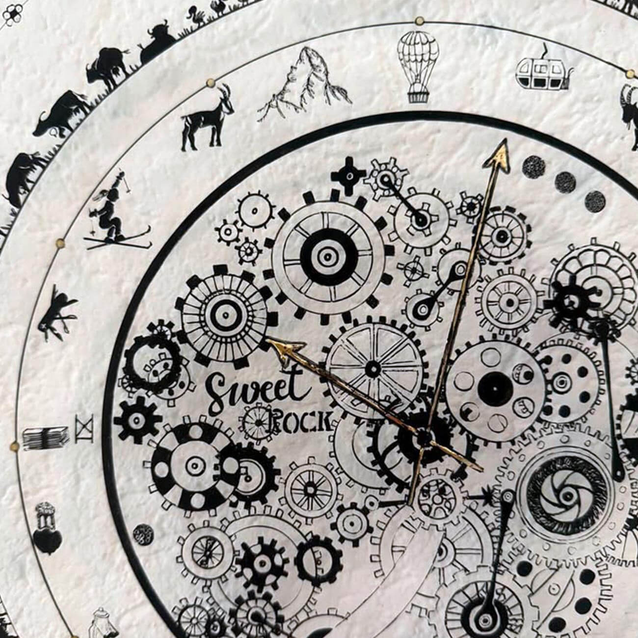 Détail d’une Poya Sweet Rock peinte sur verre, reflet du savoir-faire fribourgeois et de la créativité contemporaine.
