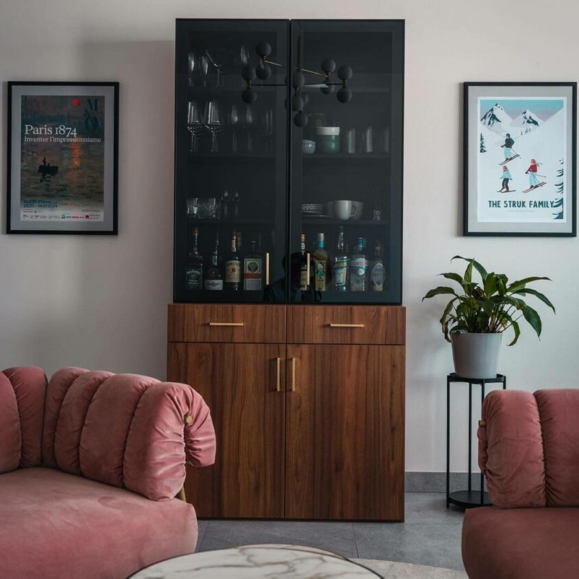 Aménagement intérieur de salon à Hespérange au Luxembourg - Buffet sur mesure réalisé par BeHome Interiors